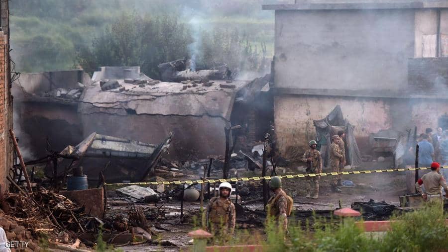 مقتل 17 شخصاً في تحطم طائرة عسكرية باكستانية