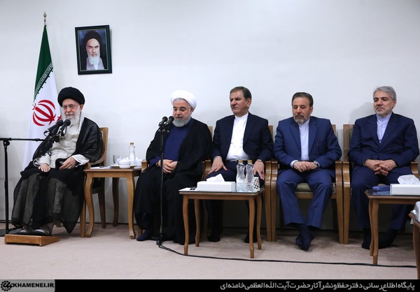 الامام الخامنئي يستقبل الرئيس روحاني وأعضاء الحكومة