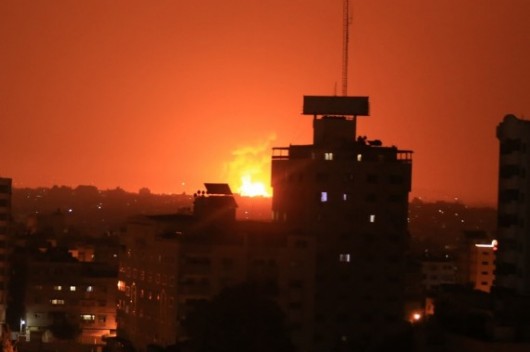 طائرات الاحتلال تشن فجر الخميس سلسلة غارات غرب مدينة غزة