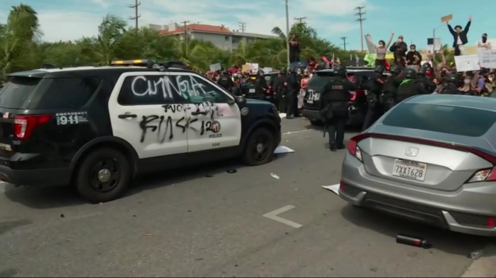 خرب المتظاهرون في لوس أنجلوس، حسب تقارير واردة، 3 سيارات للشرطة.