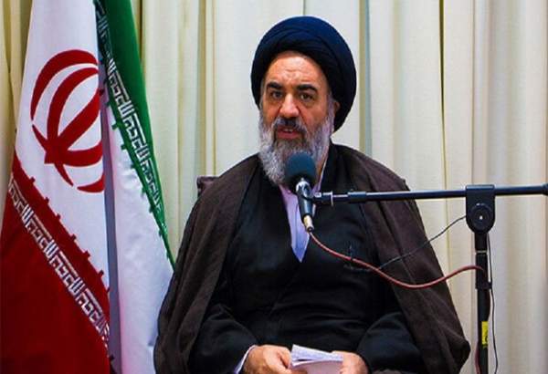 نظام اسلامی با دنبال کردن تفکر امام خمینی (ره) در مقابل دنیای استکبار ایستاده است