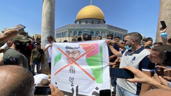 فلسطينيون بالقدس يهتفون ضد أبوظبي ويدوسون على صور بن زايد ويحرقون علم الإمارات  