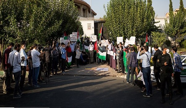 تجمع طلابي مقابل سفارة الامارات بطهران تنديدا بالتطبيع مع الكيان الصهيوني