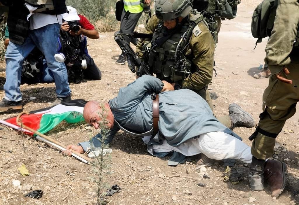 مشاهد تظهر وحشية الضابط اسرائيلي ينكل بوحشية بناشط مسن في طولكرم  