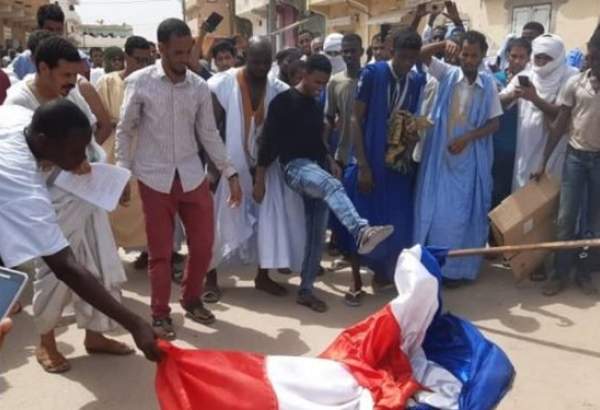 مردم خشمگین موریتانی پرچم فرانسه را آتش زدند