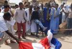 مردم خشمگین موریتانی پرچم فرانسه را آتش زدند