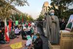 تجُمع عدد كبير من اهالی طهران احتجاحاٌ على الإساءة للنبي الاکرم (ص) أمام السفارة الفرنسية  