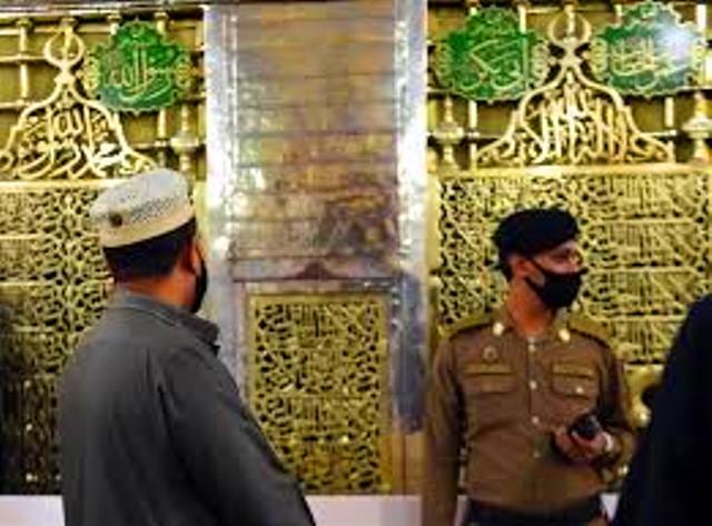 الفوج الأول من معتمرى الخارج السعودية يؤدون الصلاة فى الروضة الشريفة بالمسجد النبوى  