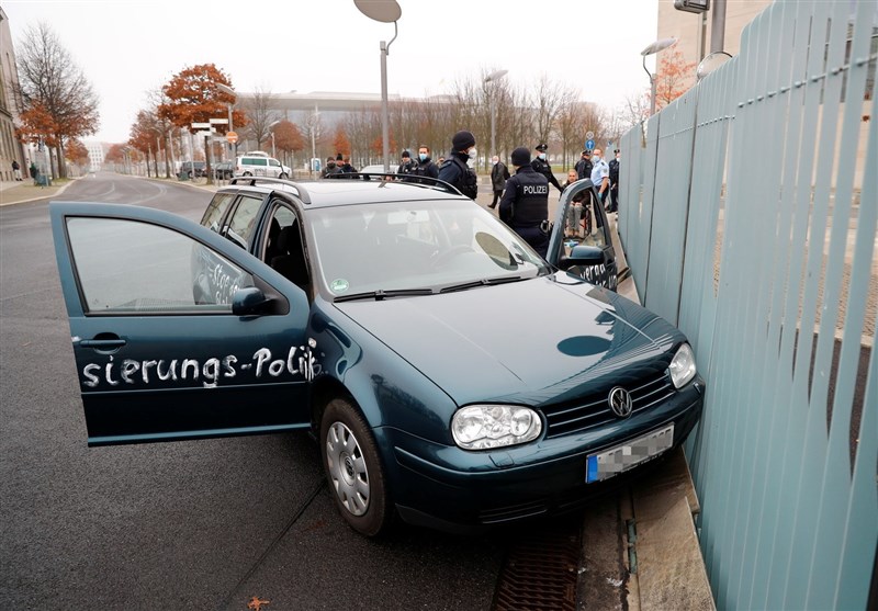 سيارة تصطدم  ببوابة مقر ميركل في برلين (المانيا)