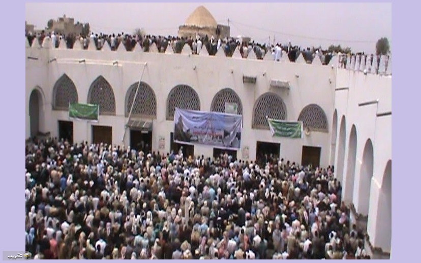 حشود بشرية يمنية تحيى" جمعة رجب" في جامع الصحابي معاذ بن جبل بالجند