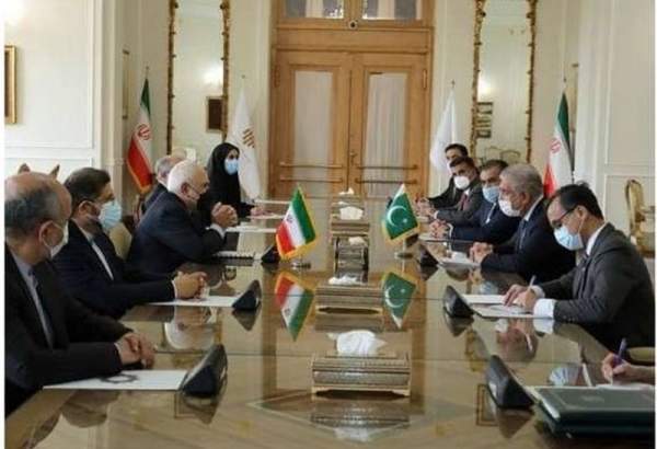 ظریف خواستار تقویت همکاری‌های کنسولی میان ایران و پاکستان شد