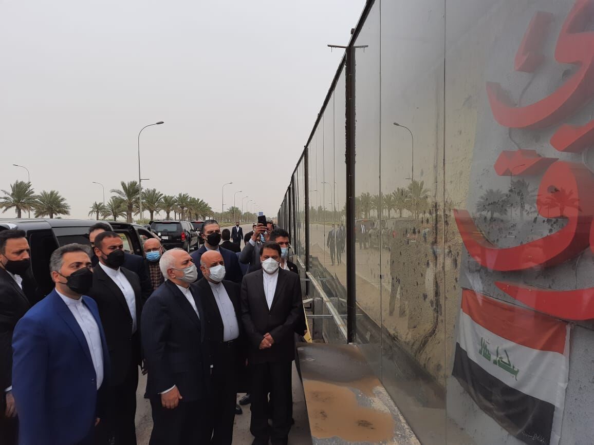 ظريف يزور موقع  استشهاد القائدين سليماني و المهندس قرب مطار بغداد