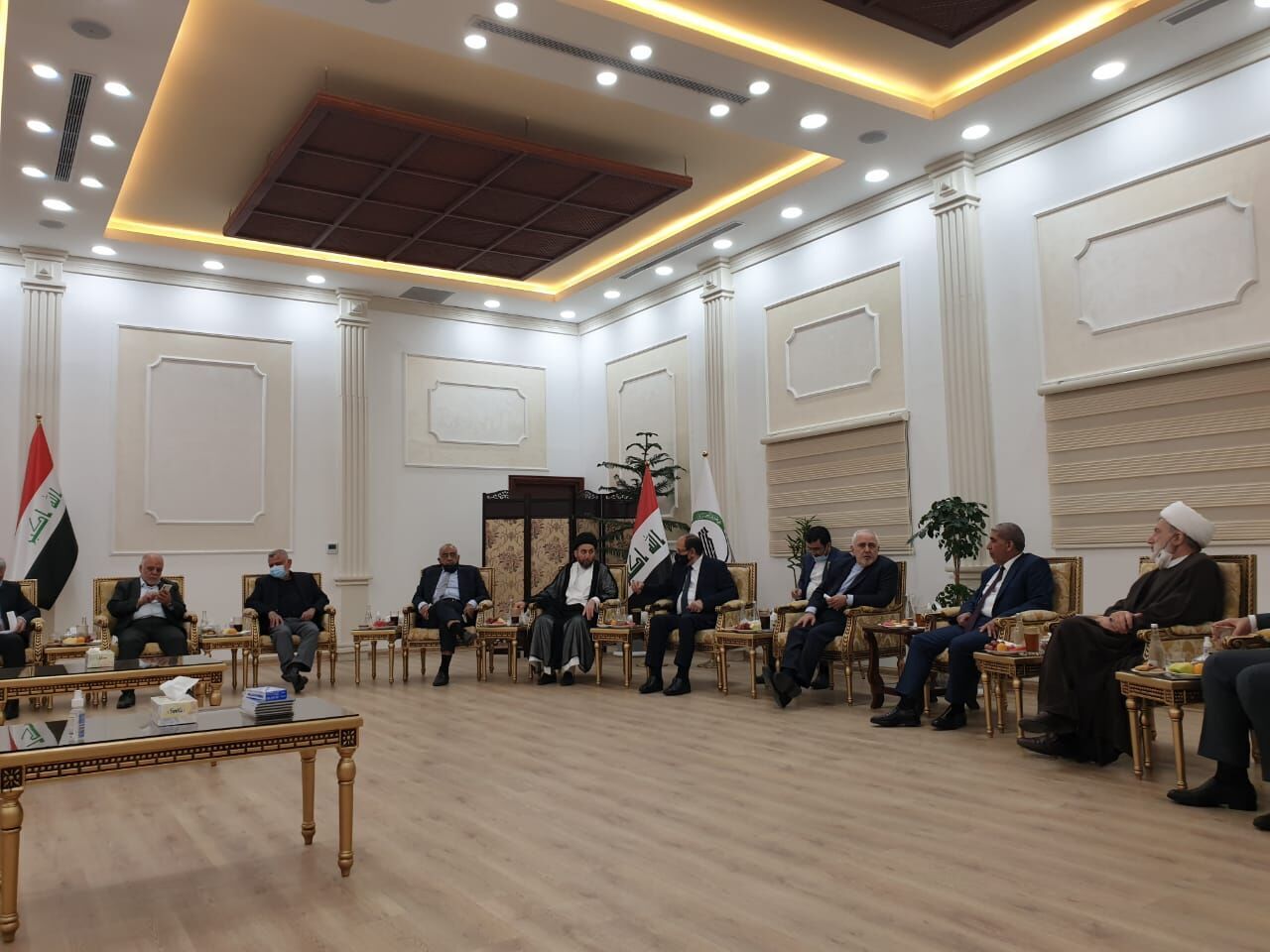 ظريف يلتقي عددا من الشخصيات السياسية البارزة في العراق