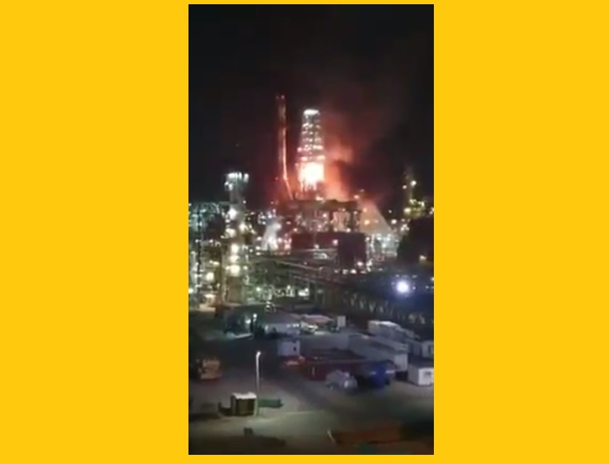 حريق كبير داخل مصافي النفط في مدينة حيفا واستنفار لأعداد كبيرة من طواقم الاطفاء  