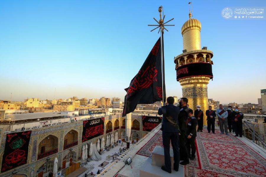 نصب پرچم های سیاه در حرم مطهر حضرت علی(ع)  