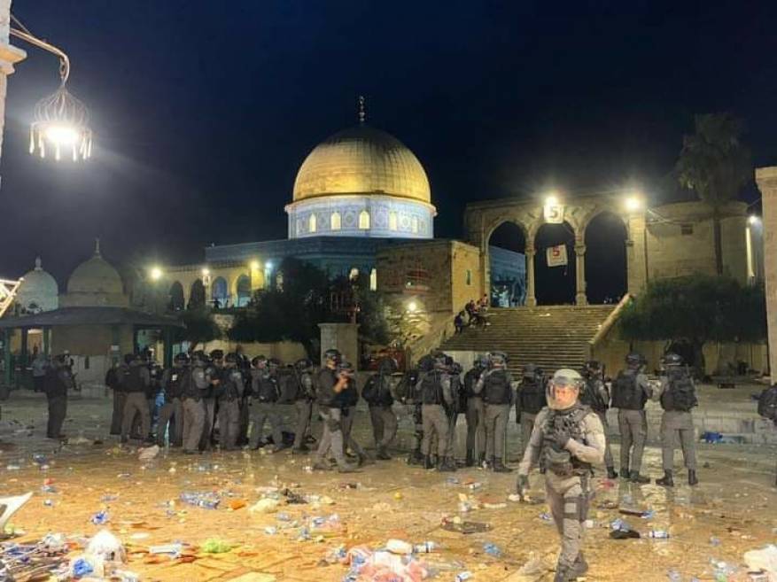 قوات العدو الاسرائيلي تعتدي على المصلين بالمسجد الاقصى (2)  