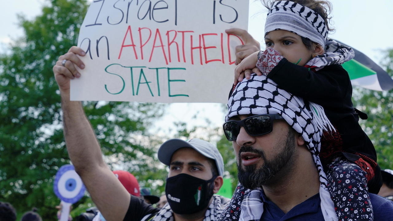 Des manifestants pro-israéliens et pro-palestiniens s
