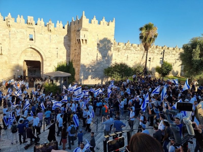 مستوطنون يشاركون في "مسيرة الاعلام الإسرائيلية" في القدس المحتلة