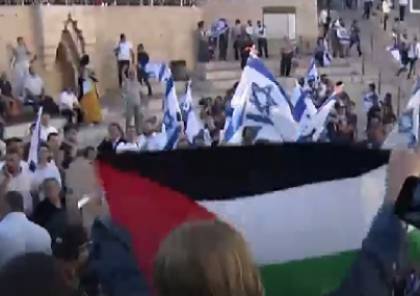 حمله صهیونیستها به جوان فلسطینی حامل پرچم فلسطین در میان شهرک نشینان  
