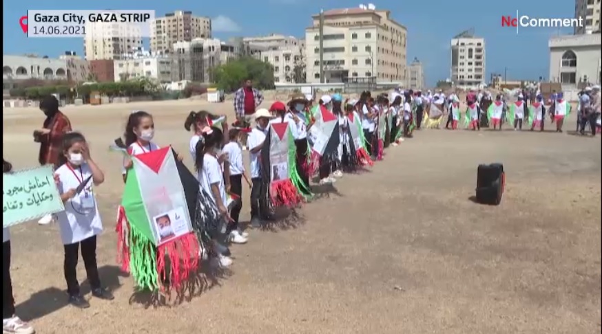 حالیہ جنگ میں جاں بحق ہونے والے 66 بچوں کی یاد میں غزہ کے ساحل پر پرواز کرنے والی پتنگیں  