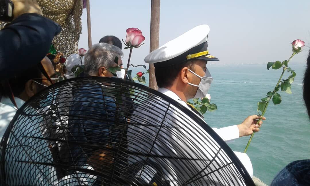 نثر الزهور في موقع استشهاد 290 راكبا للطائرة الايرانية في مياه الخليج الفارسي