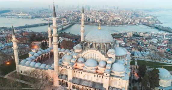 جامع السليمانية في إسطنبول یحتضن مخزوناً من المخطوطات القرآنیة