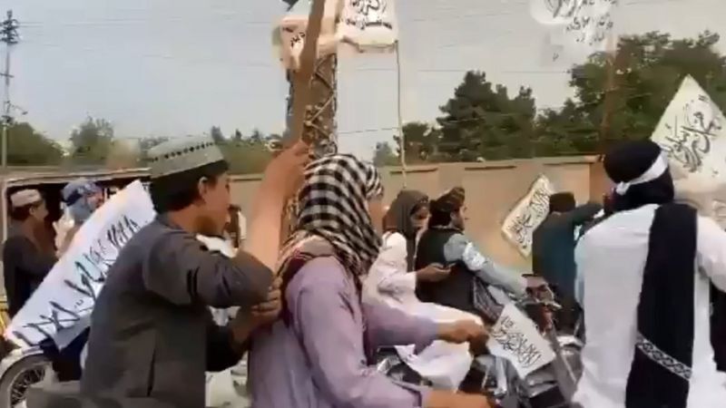 آماده باش پلیس پاکستان در پی اهتزاز پرچم طالبان در این کشور