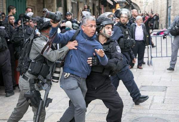 فلسطینی جوانوں اور صیہونی پلیس کے درمیان جھڑپ