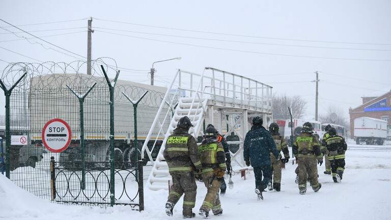عناصر في هيئات الإنقاذ والطوارئ أمام منجم "ليستفياجنايا" للفخم في سيبيريا وسط روسيا