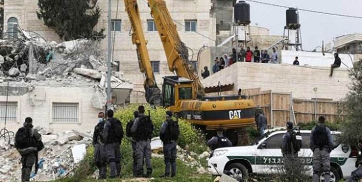 رژیم صهیونیستی یک خانواده فلسطینی را مجبور به تخریب خانه‌اش کرد