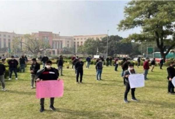 افغانستان کی فوجی یونیورسٹی کے طلبا کا ہندوستانی وزارت خارجہ کی عمارت کے سامنے احتجاجی
