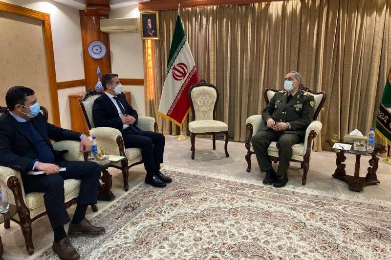 السفير الاذربيجاني يبحث مع وزير الدفاع في التعاون العسكري بين طهران وباكو