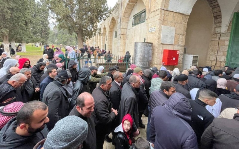 اقامه نماز هزاران نفری فلسطینی ها در مسجد الاقصی  