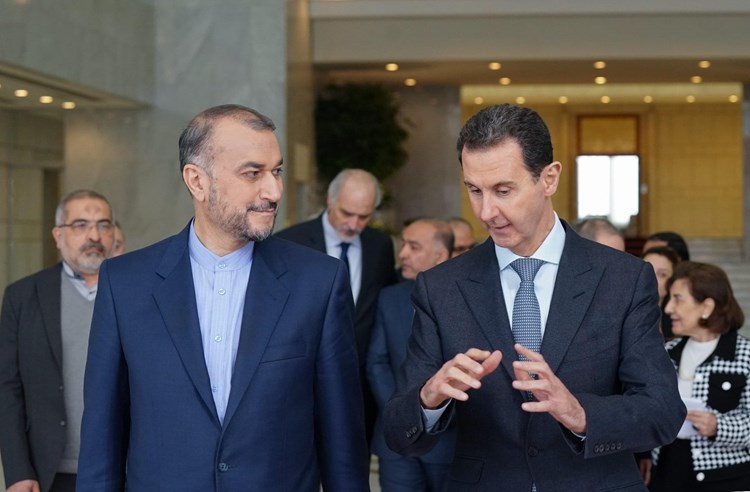 الرئيس السوري بشار الأسد خلال لقائه وزير الخارجية الإيراني حسين أمير عبد اللهيان
