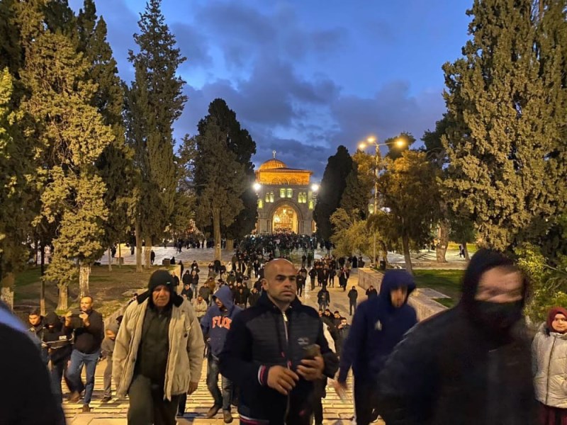 آلاف المصلين يؤدون صلاة الفجر في القدس  