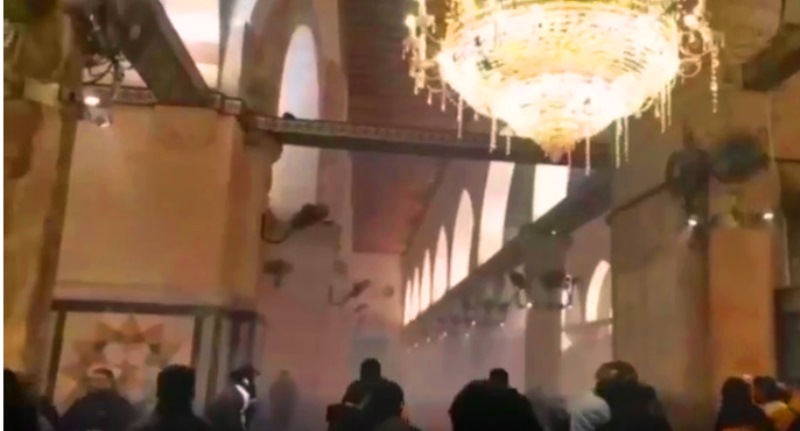 مواجهات عنيفة داخل باحات المسجد الأقـصى المبارك بعد صلاة الفجر