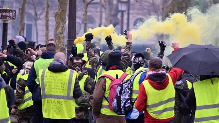 فرنسا: "السترات الصفراء" يتظاهرون ضد ماكرون ولوبان في باريس