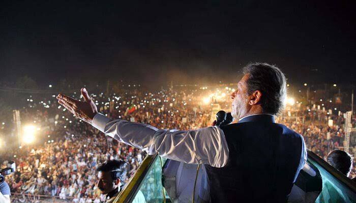 رئيس وزراء باكستان السابق عمران خان يطالب بانتخابات جديدة