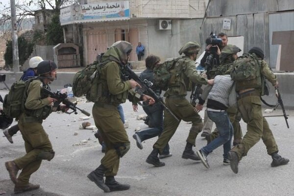 بازداشت 16 فلسطینی در یورش نظامیان صهیونیست به کرانه باختری
