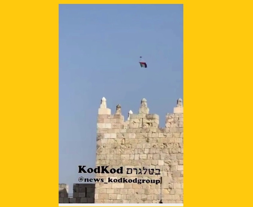 فلسطينيون يطلقون طائرة مسيرة تحمل العلم الفلسطيني في سماء القدس  