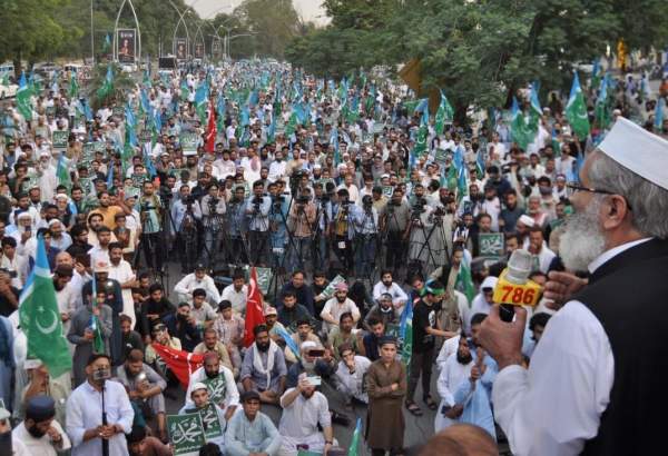 تجمع نمایندگان پارلمان پاکستان مقابل سفارت هند/ تظاهرات گسترده علیه اسلام ستیزی