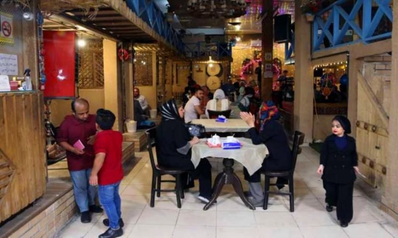 “مطعم الأقزام” يروي قصة نجاح “العمالقة”.... في طهران  