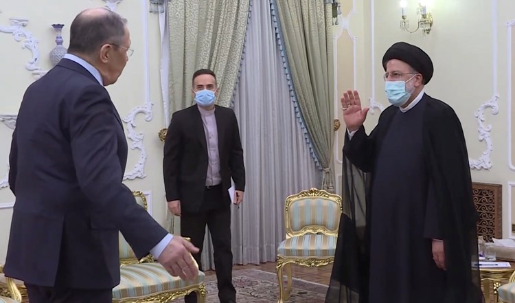 وزير الخارجية الروسي سيرغي لافروف خلال لقائه مع الرئيس الإيراني إبراهيم رئيسي