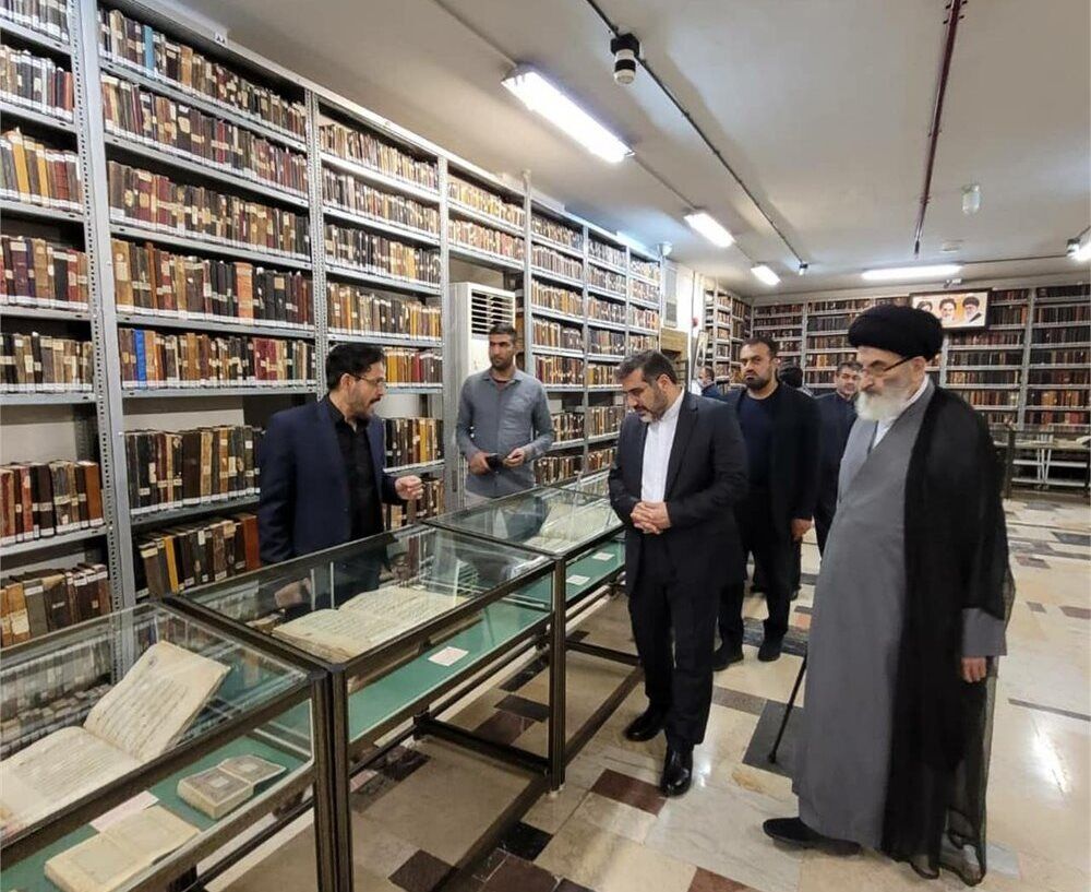 وزیر فرهنگ و ارشاد اسلامی از کتابخانه آیت الله مرعشی نجفی بازدید کرد