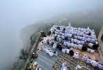 تصویر زیبایی از اقامه نماز عید قربان در بالای کوهی در عمان
