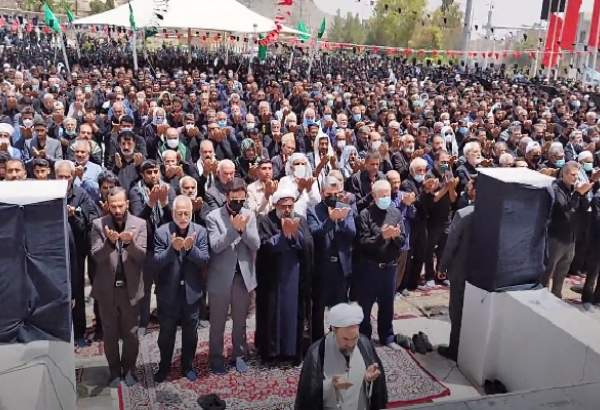 نماز ظهر عاشورا به یاد آخرین نماز سالار شهیدان در سراسر کشور اقامه شد