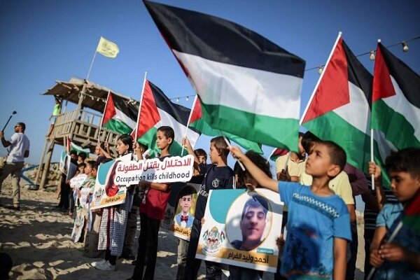 مزین شدن ساحل غزه به اسامی کودکان شهید فلسطینی