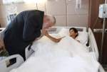 عیادت هنیه از کودک مجروح فلسطینی در ترکیه