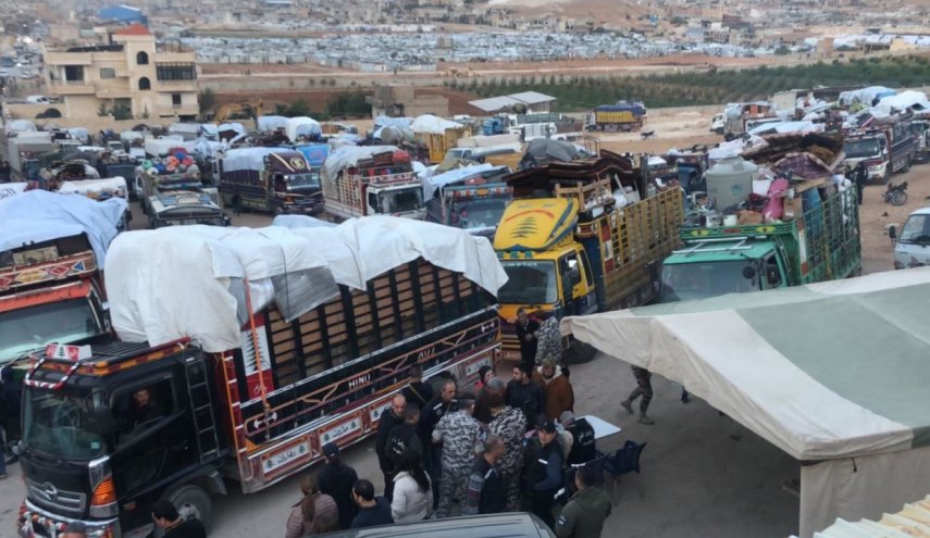 شامی مہاجرین کو لبنان سے شام لے جانے والے قافلوں کی واپسی کا آغاز  