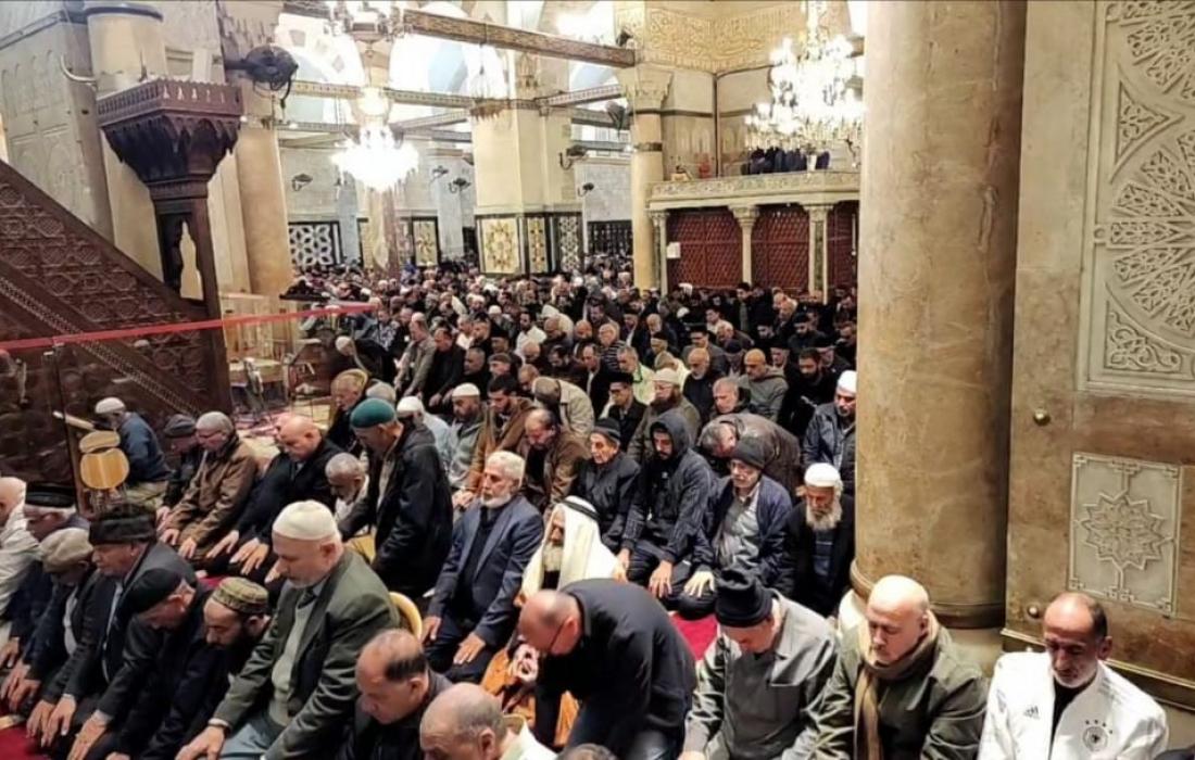 مسجد اقصیٰ میں نماز جمعہ میں ہزاروں فلسطینی نمازیوں کی موجودگی  